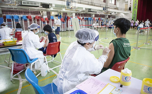 新北62校逾7萬學生完成接種BNT 今有5國中生暈針、1267人請疫苗假