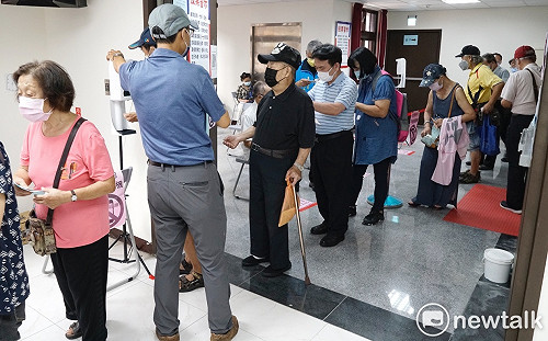 現場直擊》國民黨主席選舉 老黨員拄拐杖坐輪椅也要去投票