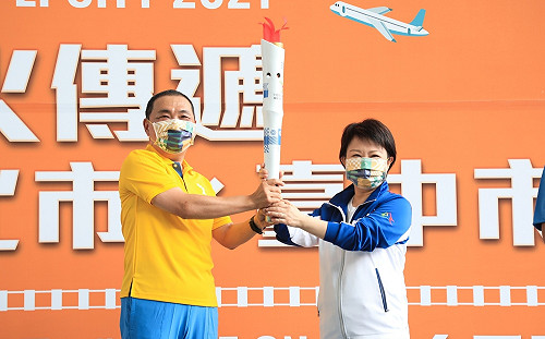 藍營雙強台中合體傳遞聖火 盧秀燕：一棒接著一棒