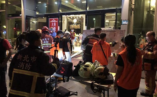 三峽詭異火警！16歲少年鑰匙插門孔反鎖4家人 失聯數小時認縱火