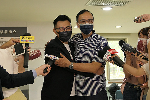 就怕國民黨分裂 江啟臣、朱立倫熱情相擁