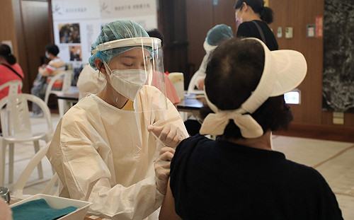 催打疫苗！65歲長者、55歲以上原住民六月底前接種送兩劑快篩