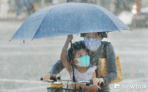 備雨具！午後北中南部山區局部大雨
