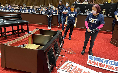 國民黨無目標打「焦土戰」拍完網美照就掀質詢台 綠委酸：這就是戰鬥藍？