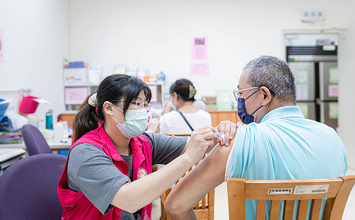 公費流感疫苗開打 鄭文燦提醒:與新冠肺炎疫苗接種間隔至少7日