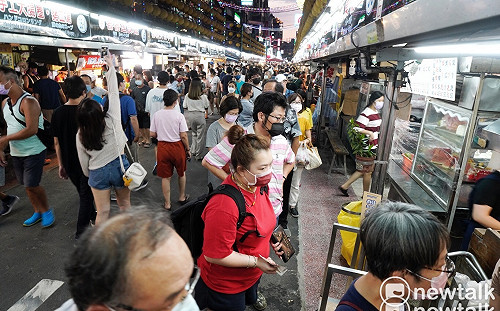 戶外口罩鬆綁明公布！陳時中曝細節：夜市邊走邊吃絕不開放