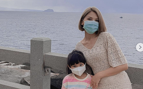 愛女蝶蝶學騎腳踏車 蕾菈開心直呼：騎一騎就會了！