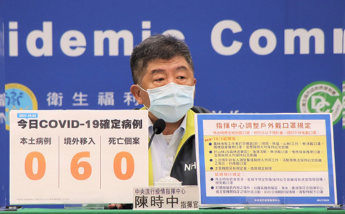 一圖搞懂戶外口罩鬆綁令！陳時中：外出時仍應全程佩戴口罩