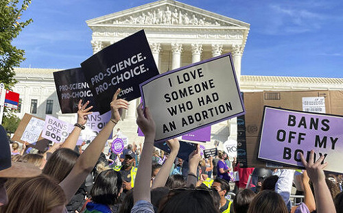 拜登執政後第一次數千名女性大遊行 美國司法部起訴德州反墮胎法「違憲」