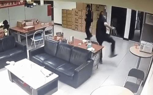 2警上班煎牛排  所長氣到踹桌、自賞巴掌 網批 : 大家都天兵 雷包!