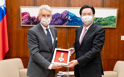 不甩中國威脅！外交部宴請法國參議院友台小組訪團 致贈自由金鳳梨