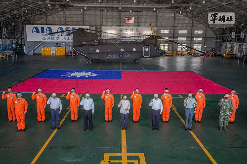 CH-47吊掛超大幅國旗 蔡英文今日親自視導