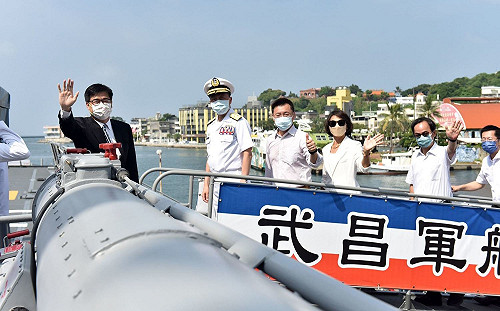 歡慶雙十！高市府協調軍艦開放揚國威 陳其邁登「武昌」謝國軍辛勞
