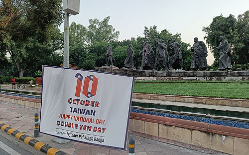 印度執政黨賀台灣國慶！沿路在中國簽證中心外張貼我國慶海報