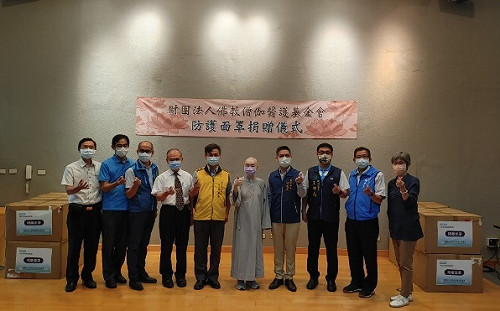 相挺新北防疫人員 僧醫會捐2萬片防護面罩