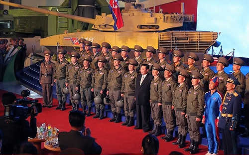 金正恩旁有怪人！「北韓隊長」驚奇穿著掀熱議 網吐槽：百事超人？