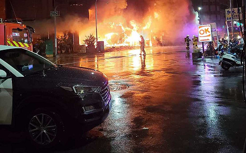 高雄鹽埕「城中城」大火恐困百戶 陳其邁坦言租金便宜弱勢租客多