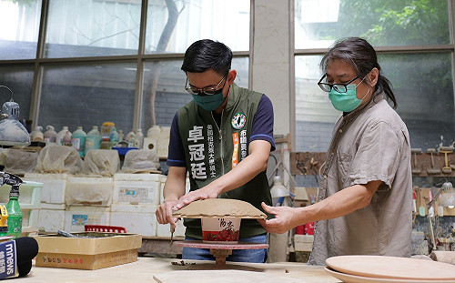 卓冠廷宣布參選新北議員 首站拜訪陶藝大師學陶器送太座洪慈庸