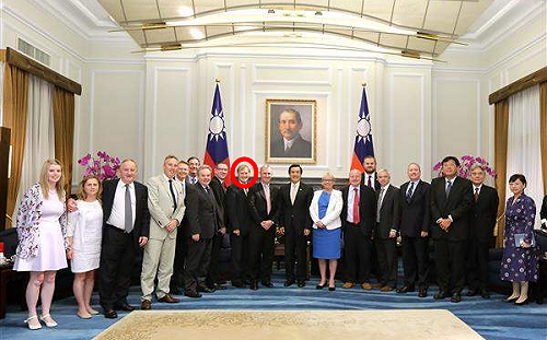 英議員顏敏時遭恐攻身中多刀亡！ 2015年曾參加訪台團與馬英九會面