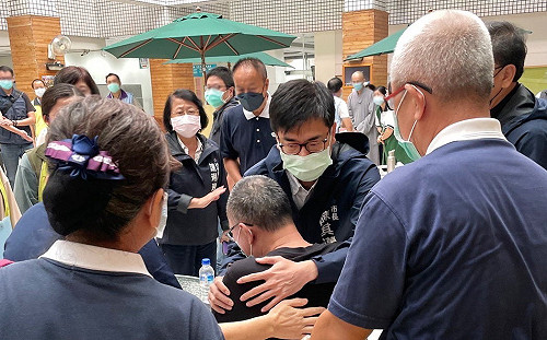 探視城中城火災傷患  陳其邁：城中城經公安考量後不排除拆除