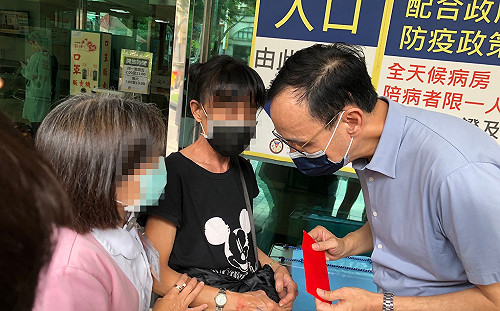 朱立倫探火警傷患被擋、蔡英文帶大隊進場 葉元之酸：關懷也分藍綠？