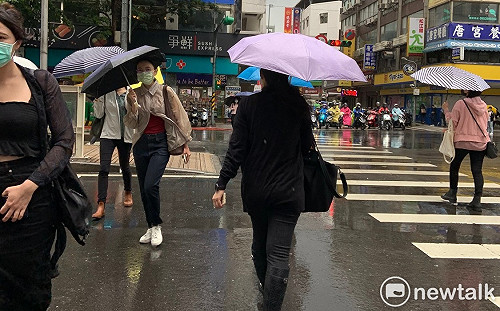 華南雲系通過台灣！中部以北轉雨 南部入夜氣溫狂降10度