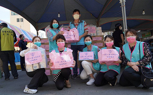 溫暖城中城受災戶及警消社工 光覺心靈文教協會現場送愛心物資