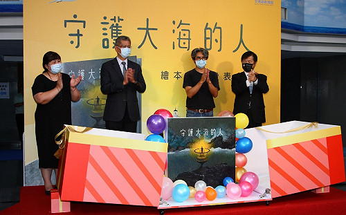 作家控交通部長換人2千本繪本遭銷毀！航港局長認疏漏：自請處分