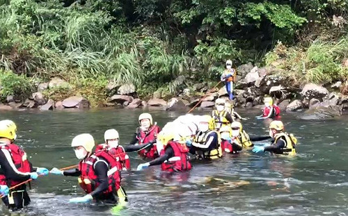 「妹妹回家了！」 救難人員不捨劉小妹再泡到水 舉高背板涉水運送遺體