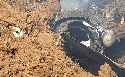 僅剩機尾！印度空軍幻象2000「訓練機」墜毀農田 飛行員彈射逃生