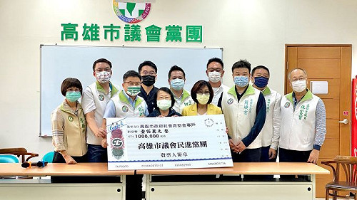 相挺城中城受災戶 高市議會民進黨團捐百萬善款