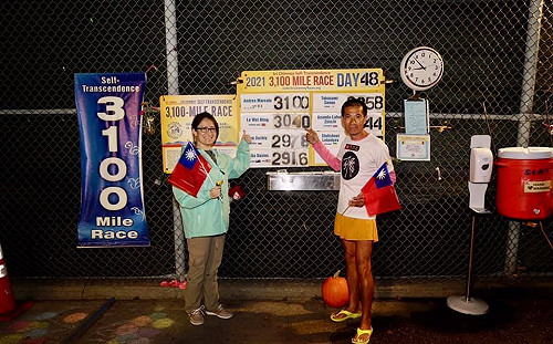 羅維銘拿國旗、穿人字拖 5000公里超馬完賽