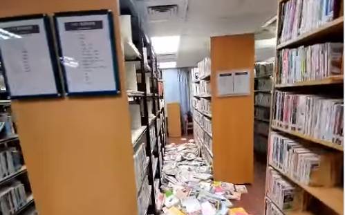 強震過後「苦了館員」 新莊圖書館書籍掉滿地 畫面曝光
