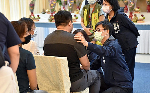 高雄城中城火災後 家屬深深感謝他和團隊的關懷協助