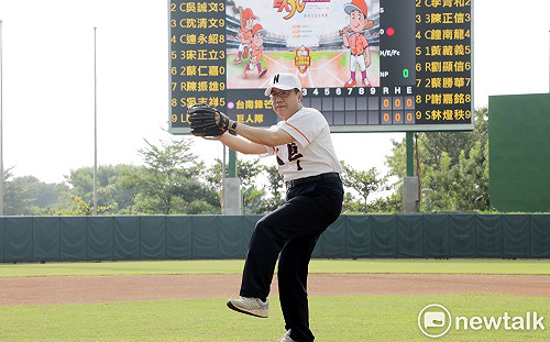 巨人盃第一代少棒隊50週年經典交流賽 黃偉哲上場開球加油