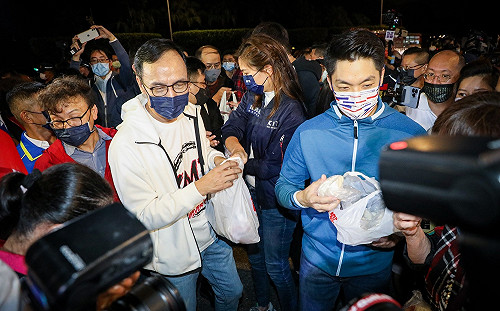 送宵夜挺「夜宿凱道」 朱立倫籲蔡英文：執政者應該謙卑