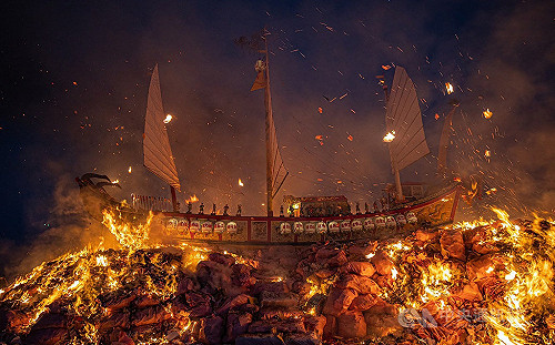 東港迎王平安祭燒王船 熊熊烈火中結束祭典