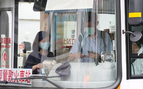 防疫不放鬆！搭乘新北大眾運輸仍需全程佩戴口罩、禁止飲食
