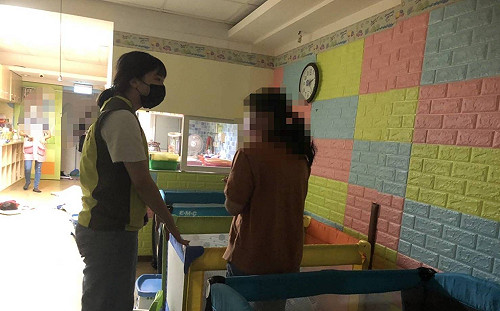 高雄未立案托嬰中心夾傷社工手 累犯裁處30萬元並公告姓名