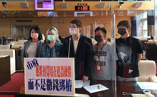 打疫苗卻被吊扇砸 中市議員周永鴻要求重視活動中心安全