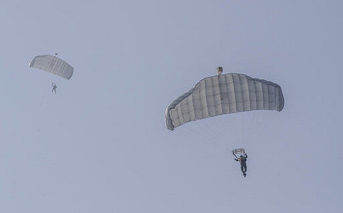 海拔14,000 英尺對中國空降武力展示 印度傘兵旅在中印邊境大演習