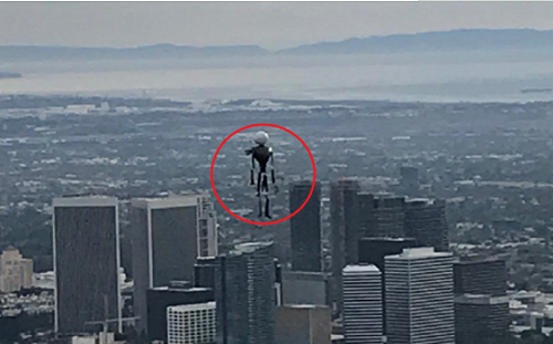 美國洛杉磯高空頻現神秘飛人 FBI稱可能已破解謎團