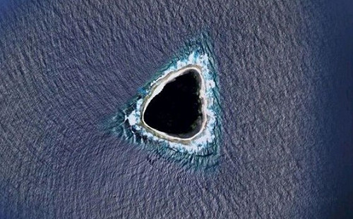 海上驚現神秘三角黑洞！網熱議：地心入口還是軍事基地？ 真實位置曝光