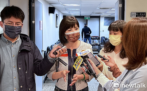 藍突襲提重陽敬老金案挨批「綁架熊好券」 黨團協商炮聲隆隆