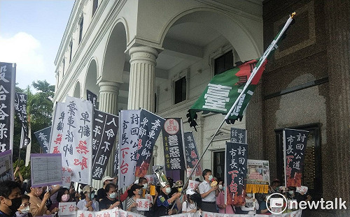 杏仁哥率韓粉直搗高雄市議會 鬧場喊「陳其邁下台」