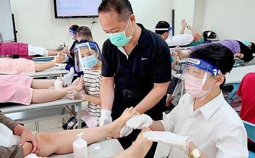 防疫優先！推廣腳底按摩師戴手套 工會：保健效果加倍