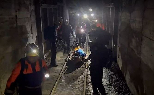 登阿里山步道跌落三樓高橋下 救難人員以鐵道板車救援