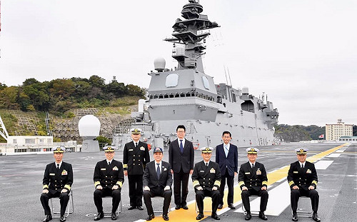 努力提升「海天一域」能力 日防相岸信夫視察「輕航母」出雲號