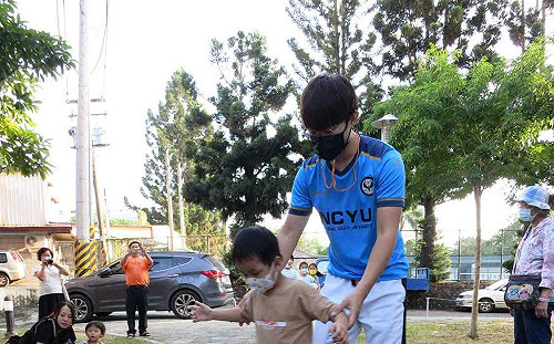 疫情趨緩  嘉義移民署帶新住民踢迷你足球