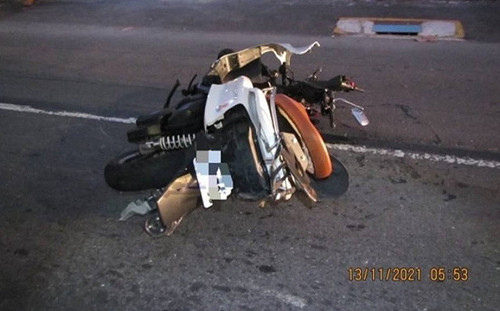 夫妻檔騎車出遊遇死劫 無照男疑酒駕闖紅燈肇禍還想打人